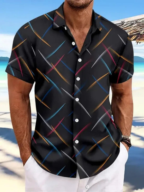 Homme portant une chemise à motifs géométriques colorés sur fond de plage tropicale, ciel bleu et mer. Mode estivale, vacances, style décontracté.