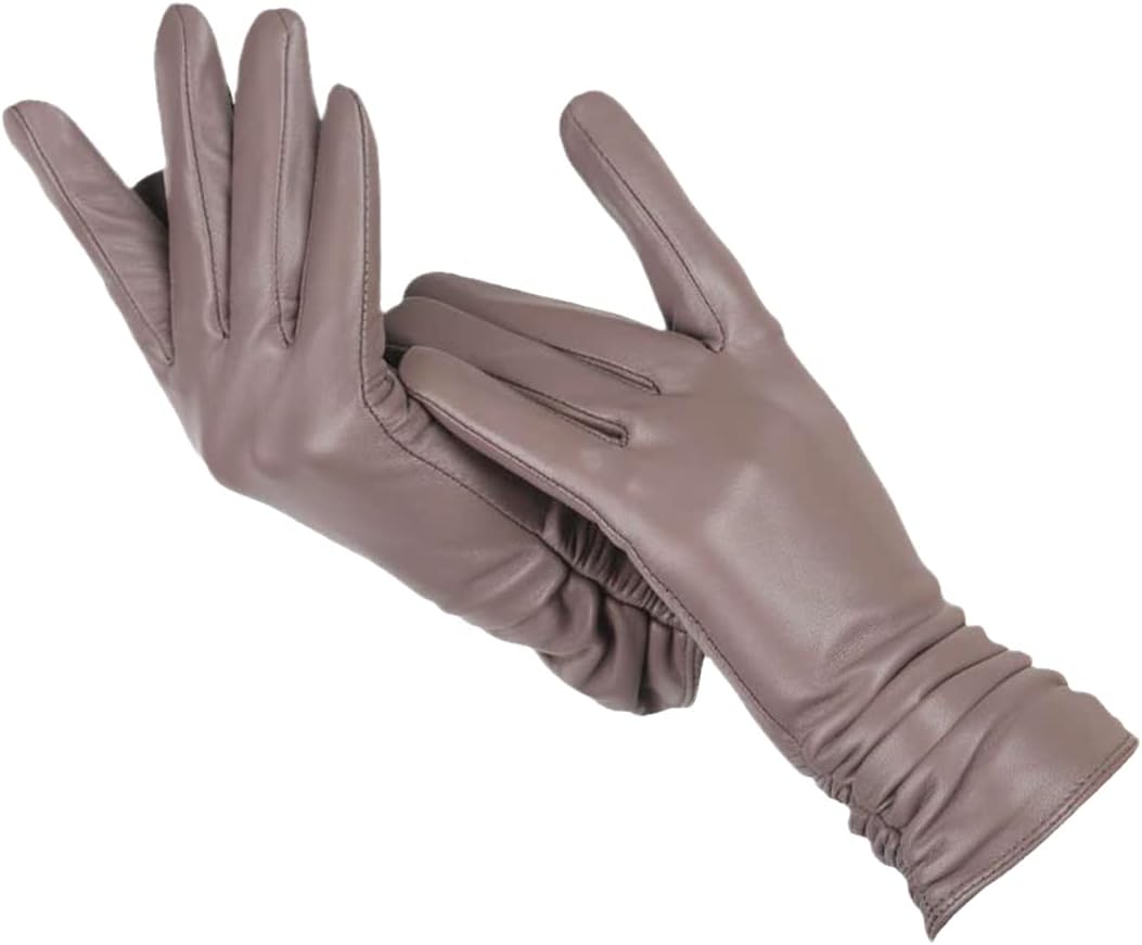 Gants en cuir marron pour femme, élégants et ajustés, parfaits pour l'hiver. Accessoire de mode chic et pratique pour garder les mains au chaud.