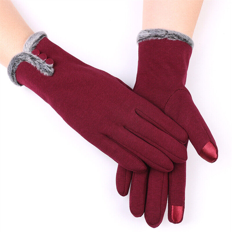 Gants d'hiver bordeaux élégants avec boutons décoratifs et bordure en fausse fourrure grise, parfaits pour la mode féminine et la chaleur.