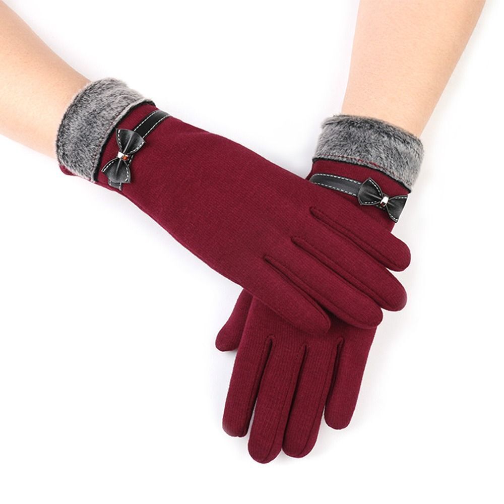 Gants rouges élégants avec nœuds décoratifs noirs et poignets en fausse fourrure grise, parfaits pour l'hiver et la mode féminine.