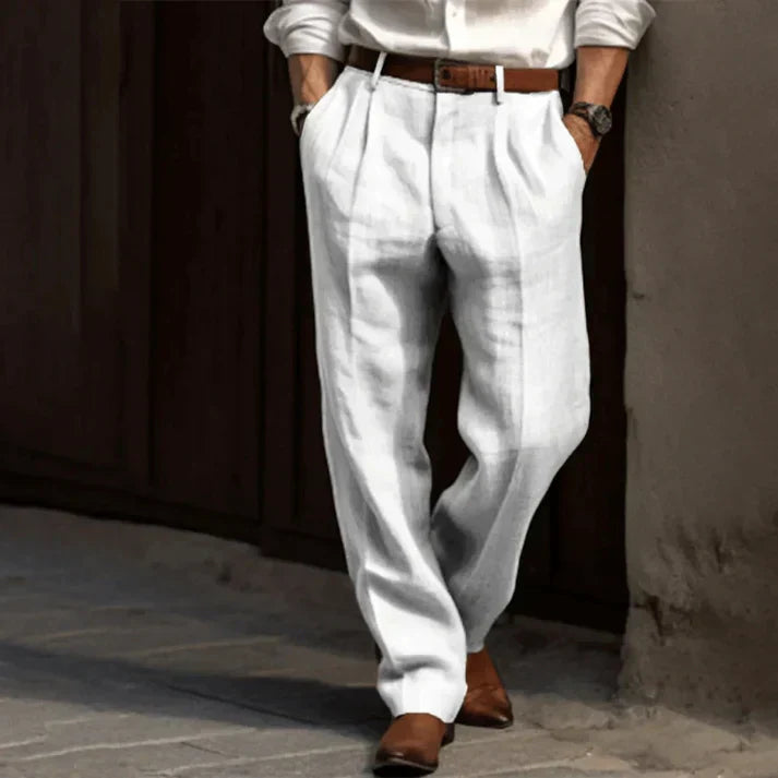 Pantalon en lin blanc pour homme, élégant et décontracté, associé à des chaussures marron, idéal pour un look estival chic et confortable.