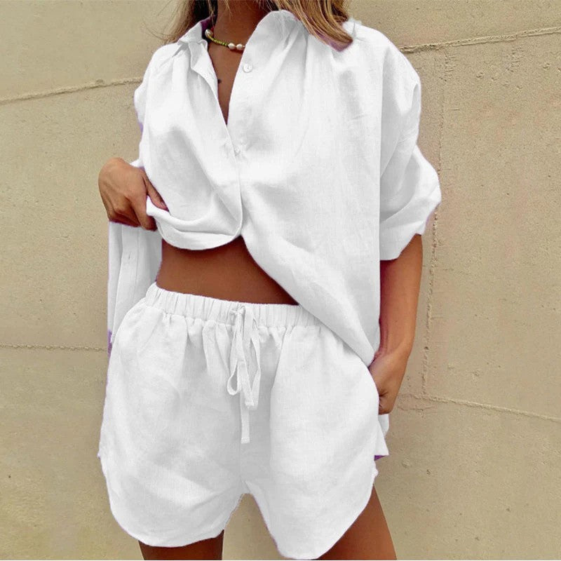Femme portant un ensemble décontracté blanc en lin, chemise ample et short à cordon, style estival chic, mode féminine tendance.