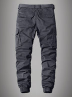 Pantalon cargo gris foncé pour homme, style décontracté, avec poches latérales et arrière, ceinture élastique, idéal pour mode urbaine et plein air.