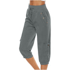 Pantalon capri femme gris, taille haute, avec poches latérales et boutons décoratifs. Mode décontractée, idéal pour l'été et les activités extérieures.