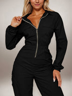 Combinaison noire élégante pour femme avec fermeture éclair, manches longues et poches, tenue chic et moderne, mode féminine tendance.