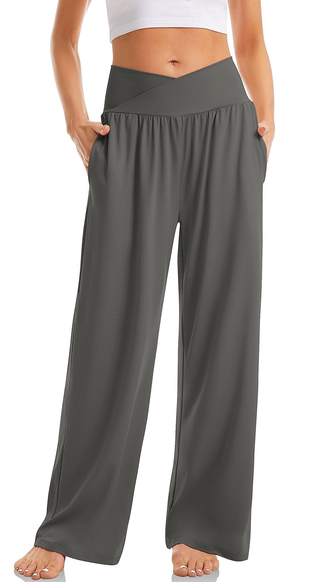 Pantalon large gris pour femme, taille haute croisée, tissu fluide, poches latérales, style décontracté, idéal pour yoga ou détente.