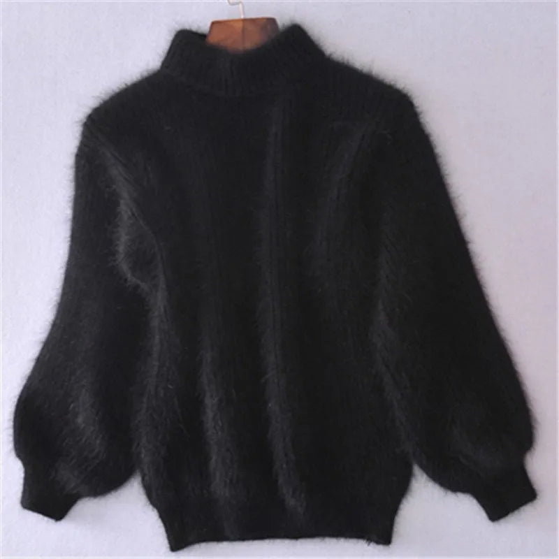 Pull noir en mohair à col roulé, manches longues bouffantes, texture douce et chaude, idéal pour l'hiver et la mode féminine élégante.