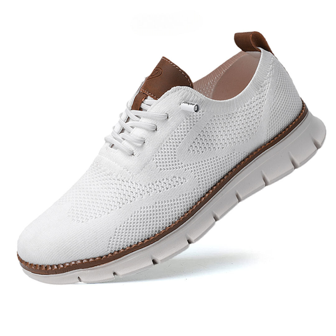 Chaussure de sport blanche en maille respirante avec semelle antidérapante, lacets blancs et détails marron, idéale pour la marche et le sport.