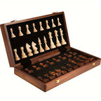 Échiquier en bois ouvert avec pièces d'échecs en bois sculpté, rangement élégant, jeu de stratégie classique, cadeau idéal pour amateurs d'échecs.