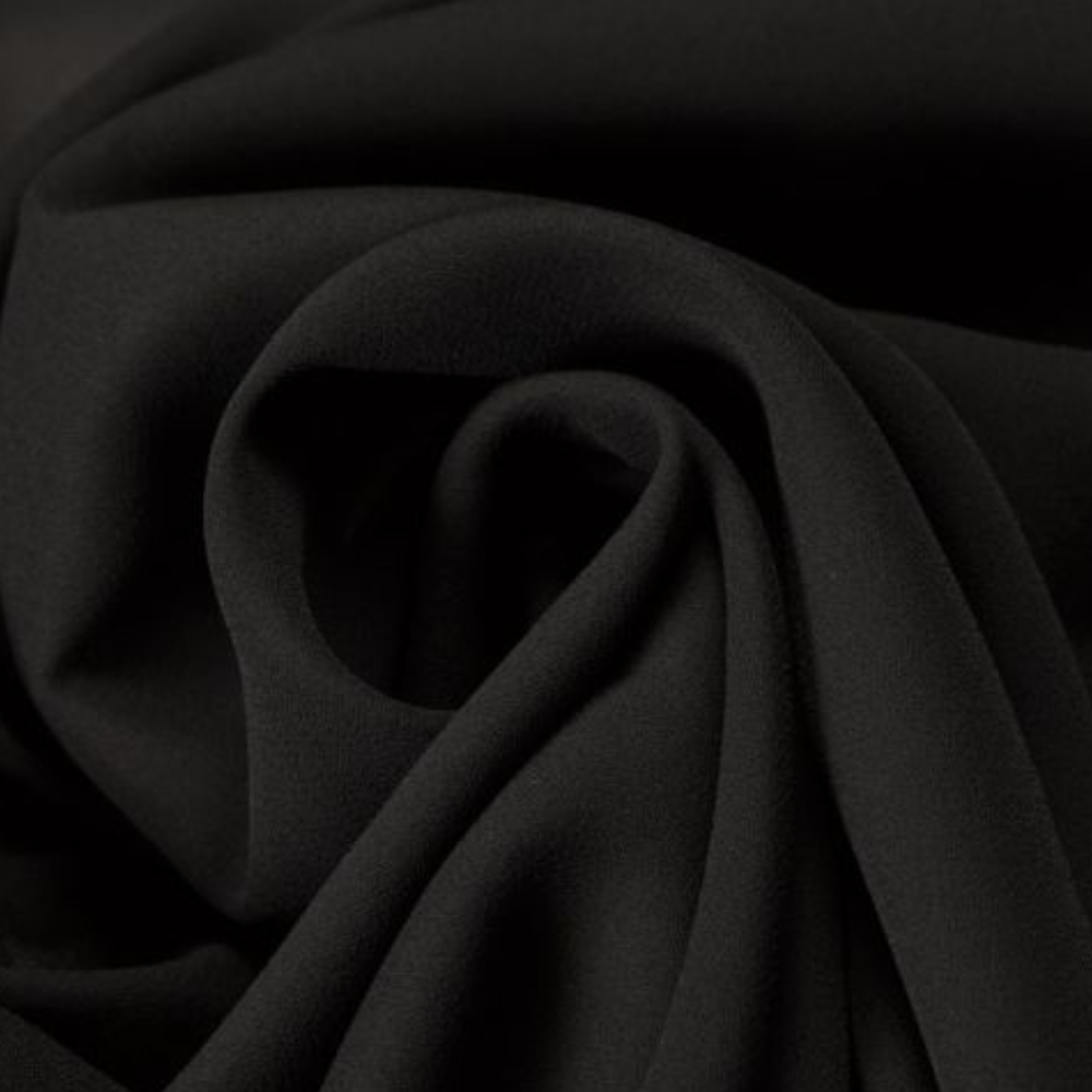 Tissu noir drapé, texture douce et fluide, idéal pour couture, mode, décoration intérieure. Matériau polyvalent, élégant et intemporel.