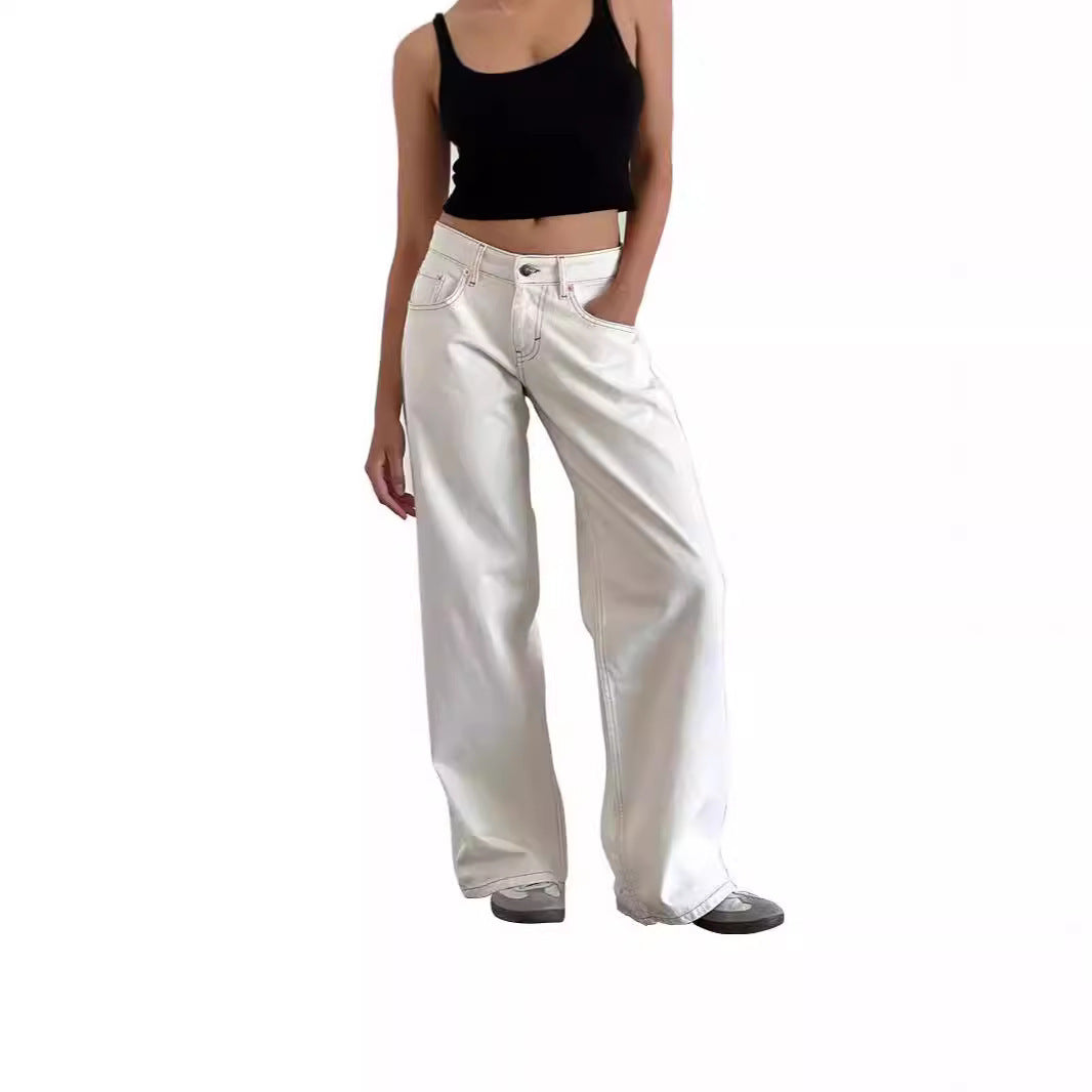 Femme portant un débardeur noir et un pantalon large blanc, style décontracté, mode tendance, sur fond blanc.
