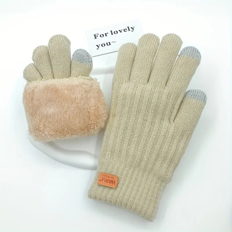 Gants en laine beige avec doublure en fausse fourrure, étiquette "Warm", et bouts de doigts tactiles gris, posés sur fond blanc.