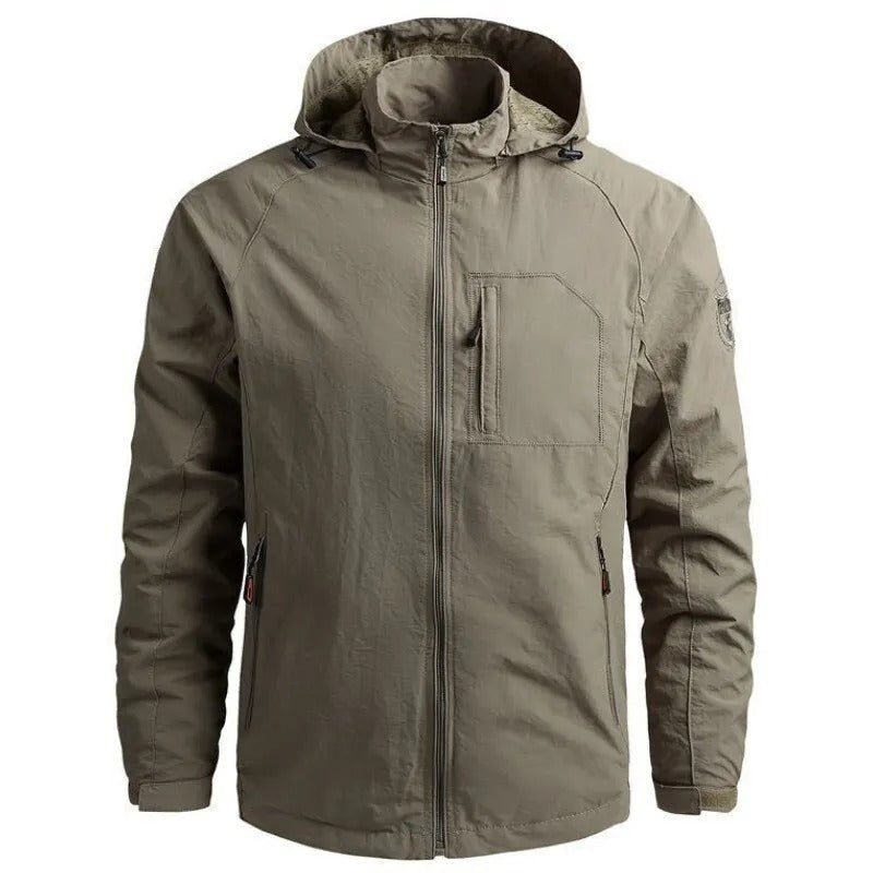 Veste imperméable kaki pour homme avec capuche, fermeture éclair frontale, poches zippées, idéale pour randonnée et activités extérieures.