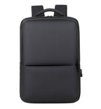 Sac à dos noir minimaliste, design moderne, avec bretelles rembourrées et poche avant zippée. Idéal pour ordinateur portable et usage quotidien.
