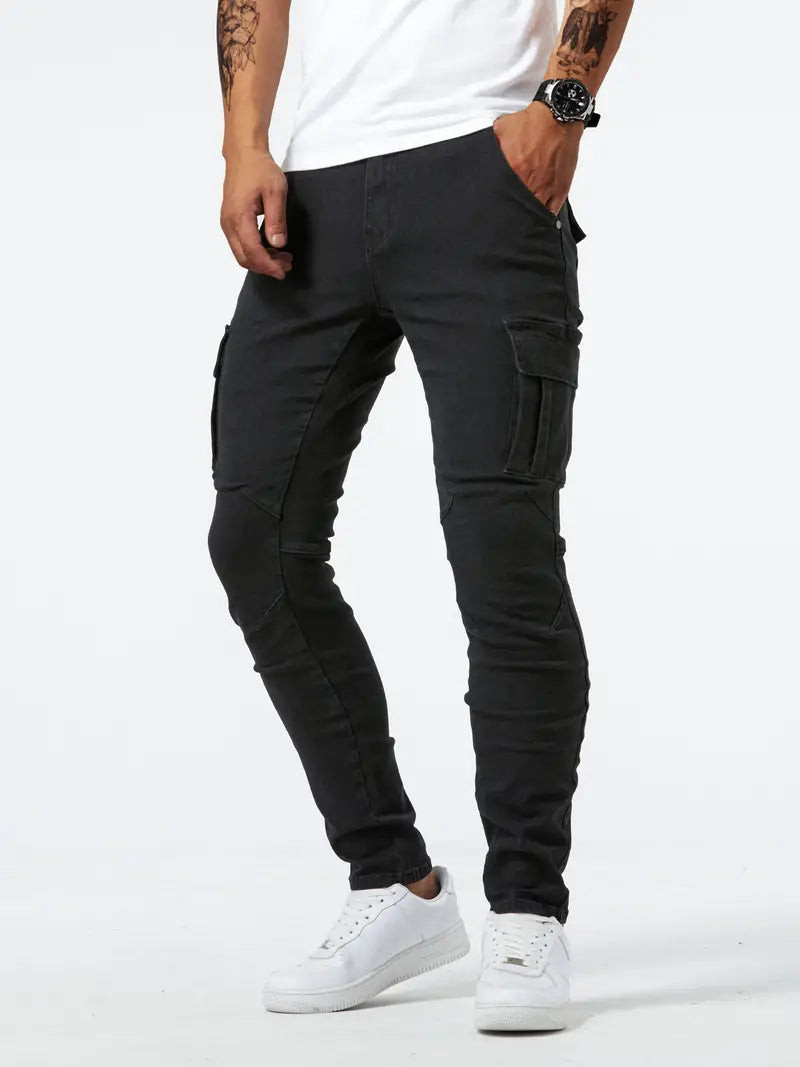 Pantalon cargo noir pour homme, coupe slim, poches latérales, porté avec des baskets blanches et un t-shirt blanc. Mode masculine décontractée.