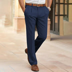 Pantalon bleu marine élégant pour homme, coupe classique, ceinture marron, chaussures en cuir, style décontracté chic, mode masculine moderne.