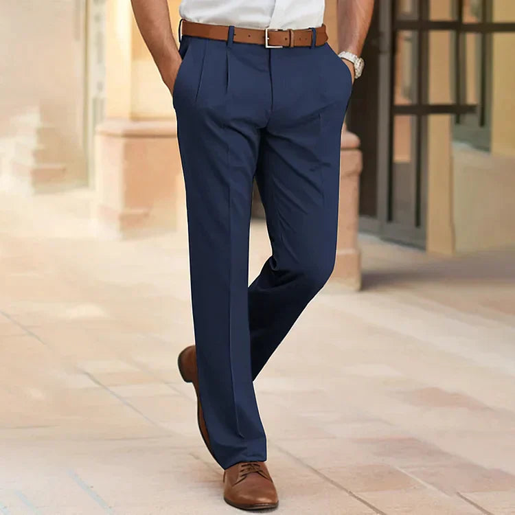 Pantalon bleu marine élégant pour homme, coupe classique, ceinture marron, chaussures en cuir, style décontracté chic, mode masculine moderne.