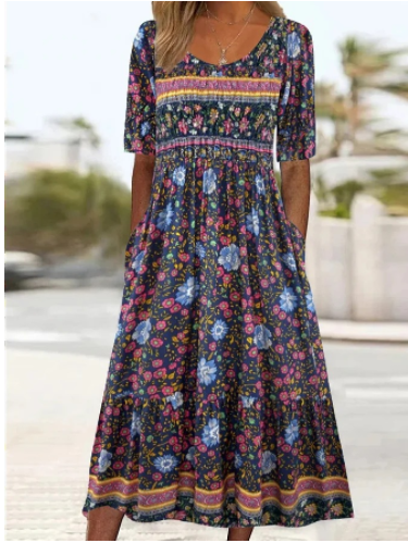 Robe longue bohème à motifs floraux colorés, manches courtes, col en V, fond bleu. Mode féminine estivale, style décontracté et élégant.
