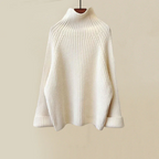 Pull-over en laine blanc cassé à col roulé, manches longues, design côtelé. Mode automne-hiver, vêtement chaud et élégant pour femmes.