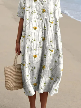 Robe d'été fleurie blanche et jaune sur plage, femme tenant un sac en osier. Mode estivale, tenue décontractée, style plage chic.