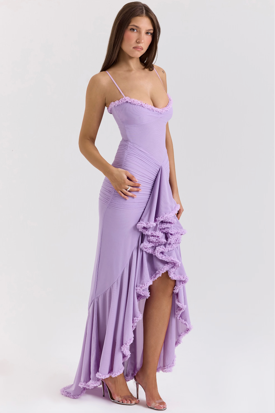Robe longue violette élégante avec volants, bretelles fines et décolleté plongeant, portée par une femme. Mode féminine, tenue de soirée chic.