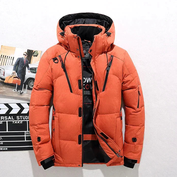 Doudoune orange avec capuche, fermeture éclair, poches multiples, style moderne. Veste chaude pour hiver, mode homme, tendance urbaine.