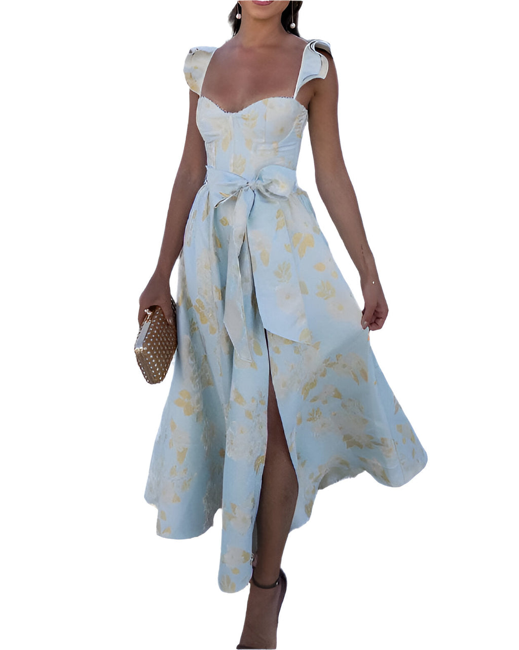 Robe longue bleue à motifs floraux jaunes, manches courtes, décolleté en cœur, ceinture nouée, fente avant, femme tenant une pochette dorée.