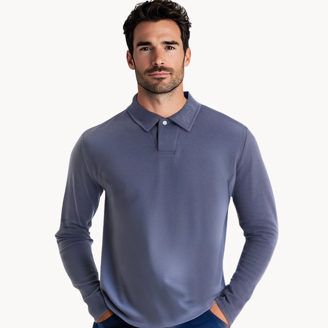 Homme portant un polo bleu à manches longues, col boutonné, sur fond blanc. Mode masculine élégante, tenue décontractée chic.