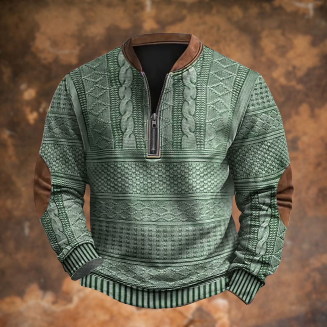 Pull vert en maille torsadée avec col zippé et coudières marron, sur fond texturé. Mode automne-hiver, style décontracté et élégant.