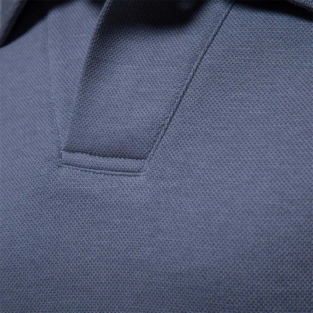 Polo bleu marine en tissu texturé, gros plan sur le col et la couture. Mode masculine, vêtement élégant, style décontracté chic.