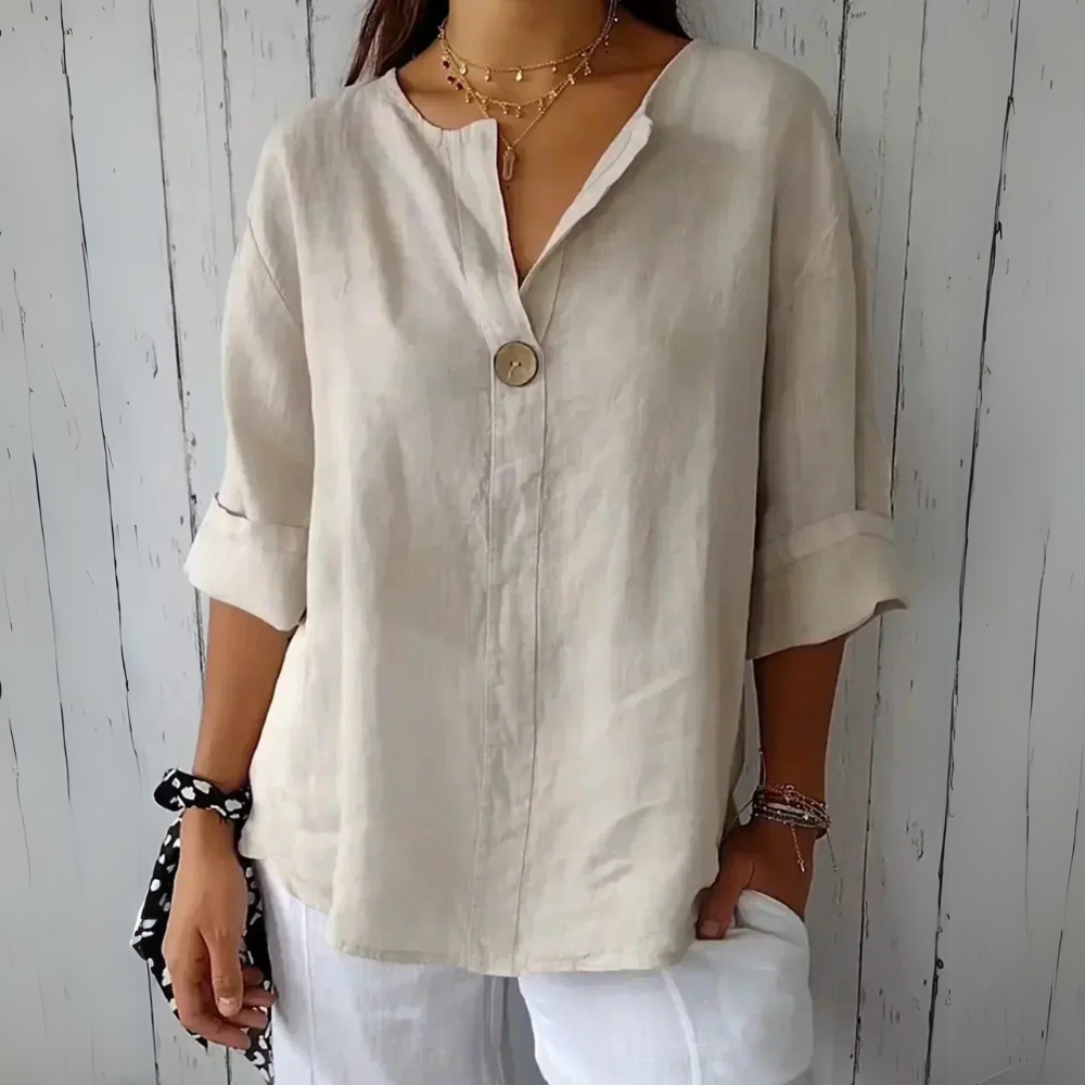 Chemisier en lin beige à manches longues, bouton central, porté par une femme. Style décontracté, mode féminine, tenue estivale élégante.
