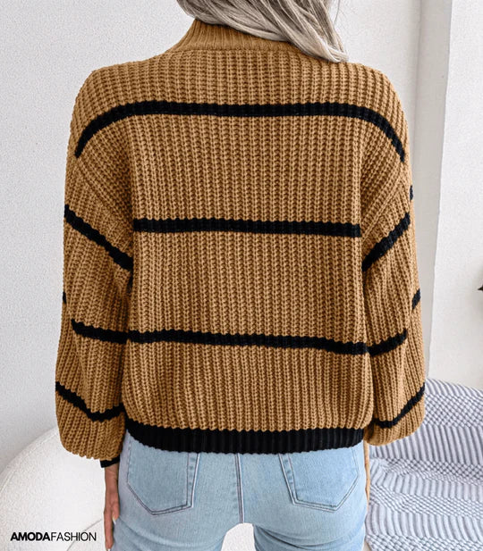 Femme portant un pull en maille marron à rayures noires, manches longues, style décontracté, vue de dos, mode automne-hiver tendance.