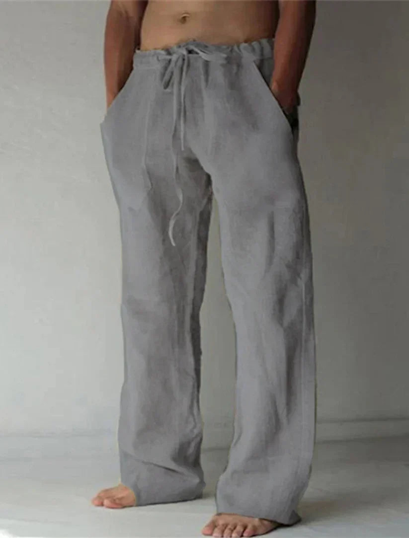 Pantalon en lin gris pour homme, coupe ample, taille élastique avec cordon, poches latérales, style décontracté et confortable.