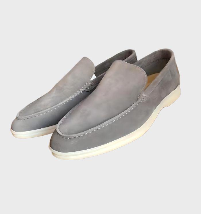 Paire de mocassins en cuir gris pour homme, semelle blanche, style élégant et moderne, chaussures décontractées idéales pour toutes occasions.