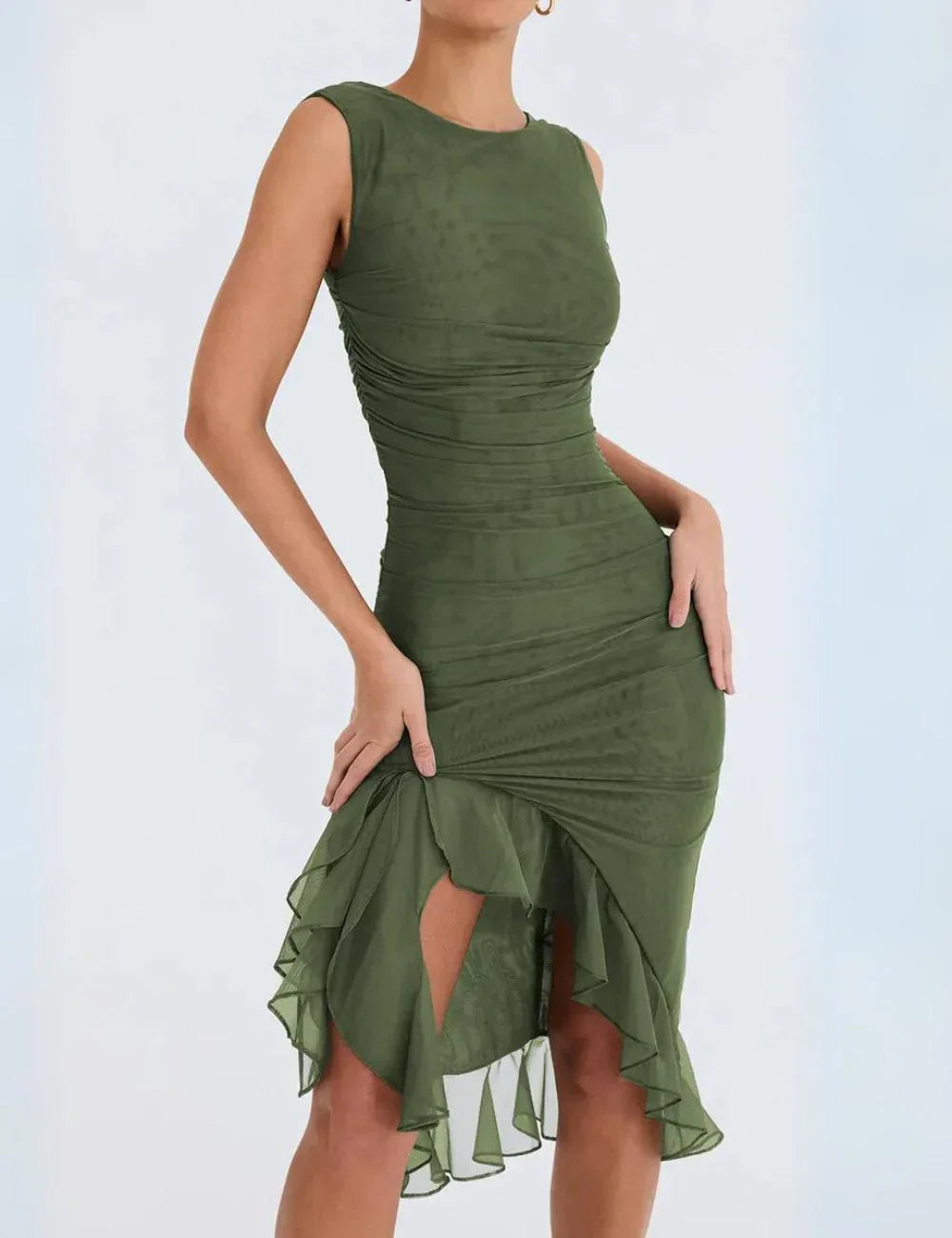 Robe verte élégante sans manches, ajustée, avec volants asymétriques. Mode féminine chic, tenue de soirée tendance, style moderne.