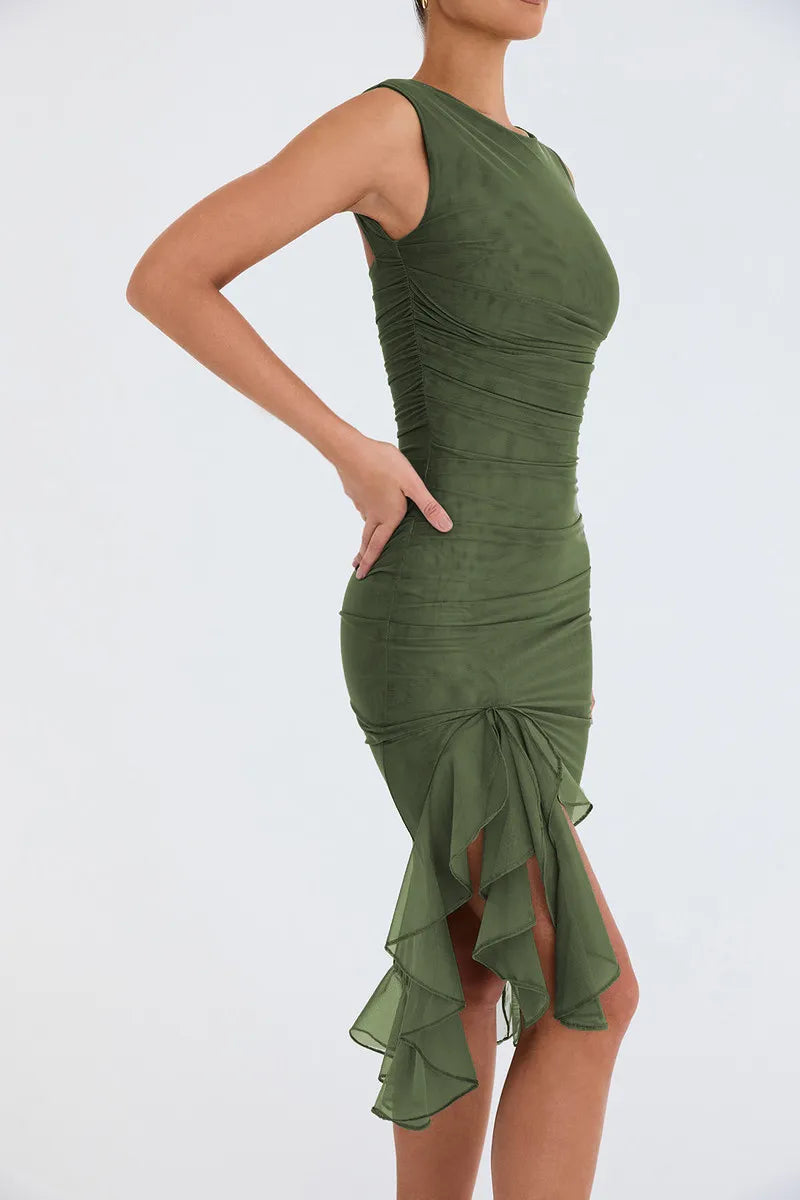 Robe verte élégante sans manches, ajustée, avec détails froncés et volants asymétriques, mode féminine chic, tenue de soirée tendance.