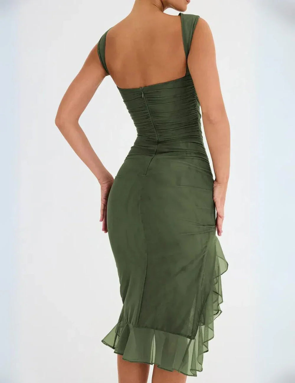 Robe verte élégante dos nu, ajustée, avec bretelles et volants, style chic et moderne, idéale pour soirées et événements spéciaux.