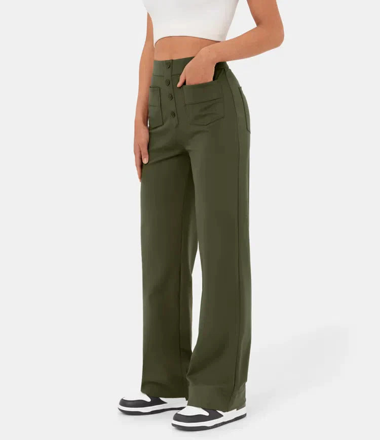 Pantalon large vert olive pour femme, taille haute, avec poches avant, porté avec un haut blanc court et des baskets noires et blanches.