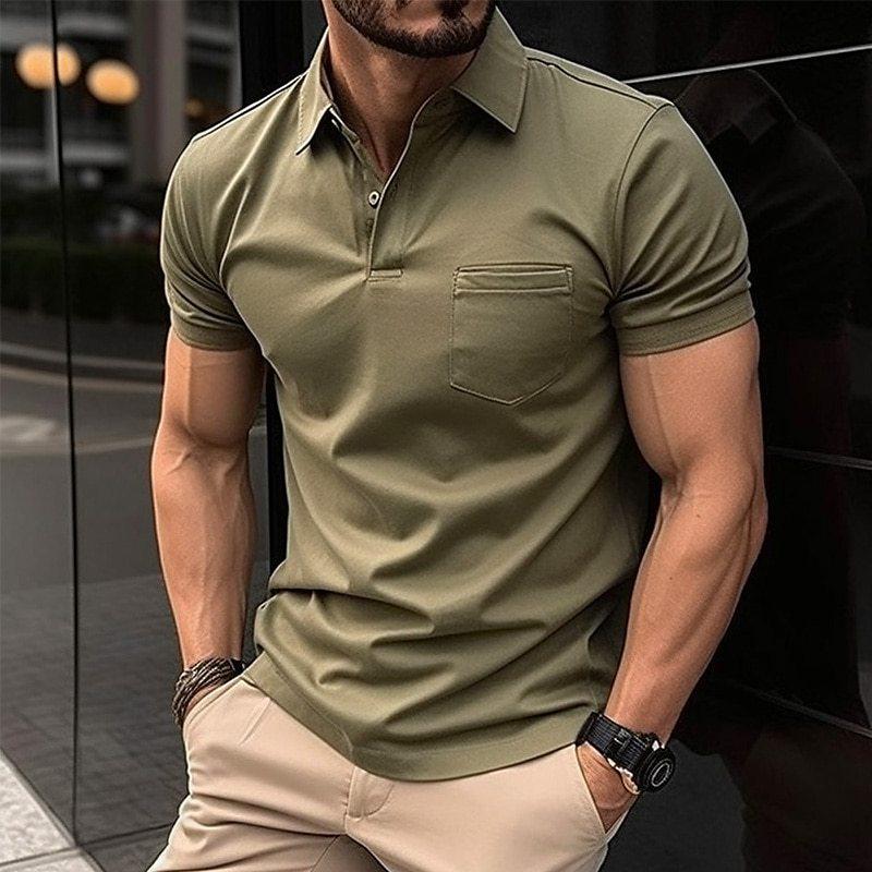 Homme portant un polo vert olive ajusté, manches courtes, avec poche poitrine, montre noire, bracelet, pantalon beige, style urbain moderne.