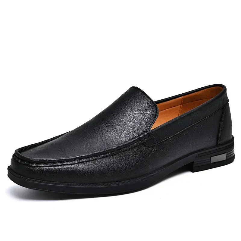 Mocassin en cuir noir pour homme, élégant et confortable, idéal pour un style décontracté ou formel. Chaussure tendance et polyvalente.