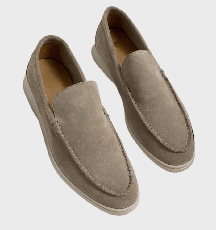 Mocassins en daim beige pour homme, élégants et confortables, semelle blanche, style décontracté, parfaits pour la mode masculine moderne.