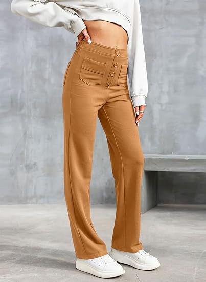 Pantalon taille haute marron pour femme, avec boutons et poches avant, porté avec un sweat blanc et des baskets blanches, style décontracté.
