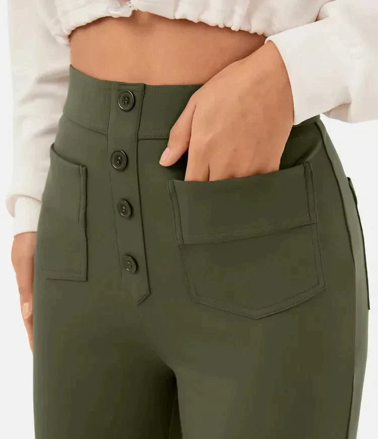 Femme portant un pantalon taille haute vert olive avec boutons et poches avant, mode tendance, tenue décontractée, gros plan.