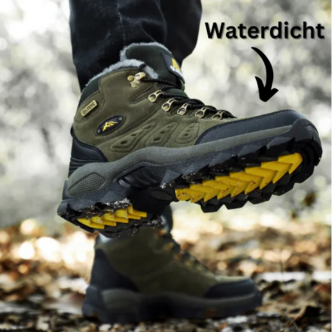 Chaussures de randonnée imperméables vertes avec semelles antidérapantes jaunes, idéales pour trekking en forêt. Confort et protection assurés.
