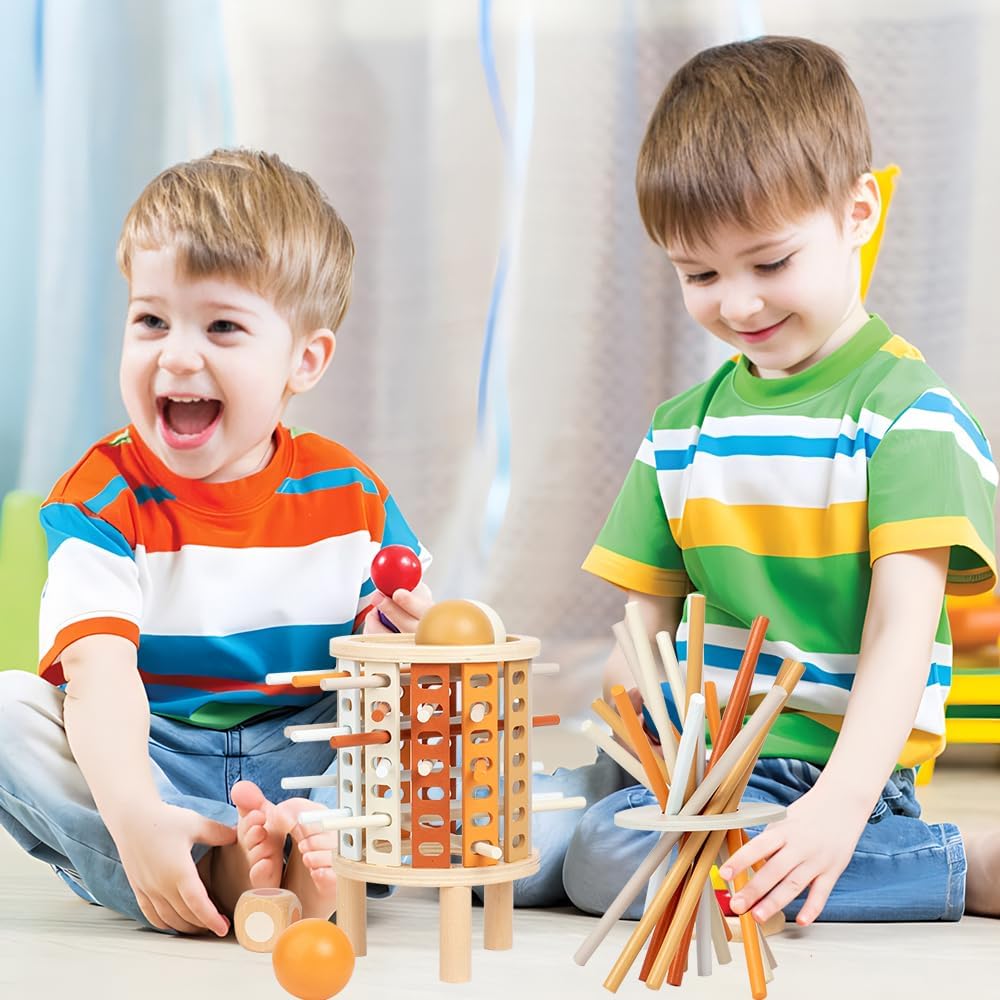 Deux garçons jouent avec un jouet éducatif en bois coloré. Enfants souriants, jeu de construction, développement cognitif, intérieur lumineux.