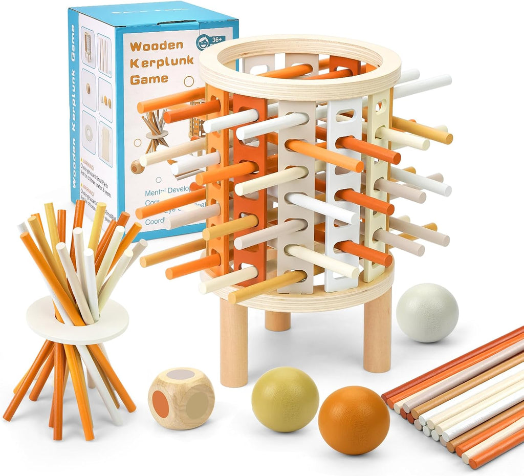 Jeu Kerplunk en bois avec bâtons multicolores, boules et boîte d'emballage. Jeu éducatif pour enfants, développement de la motricité et coordination.