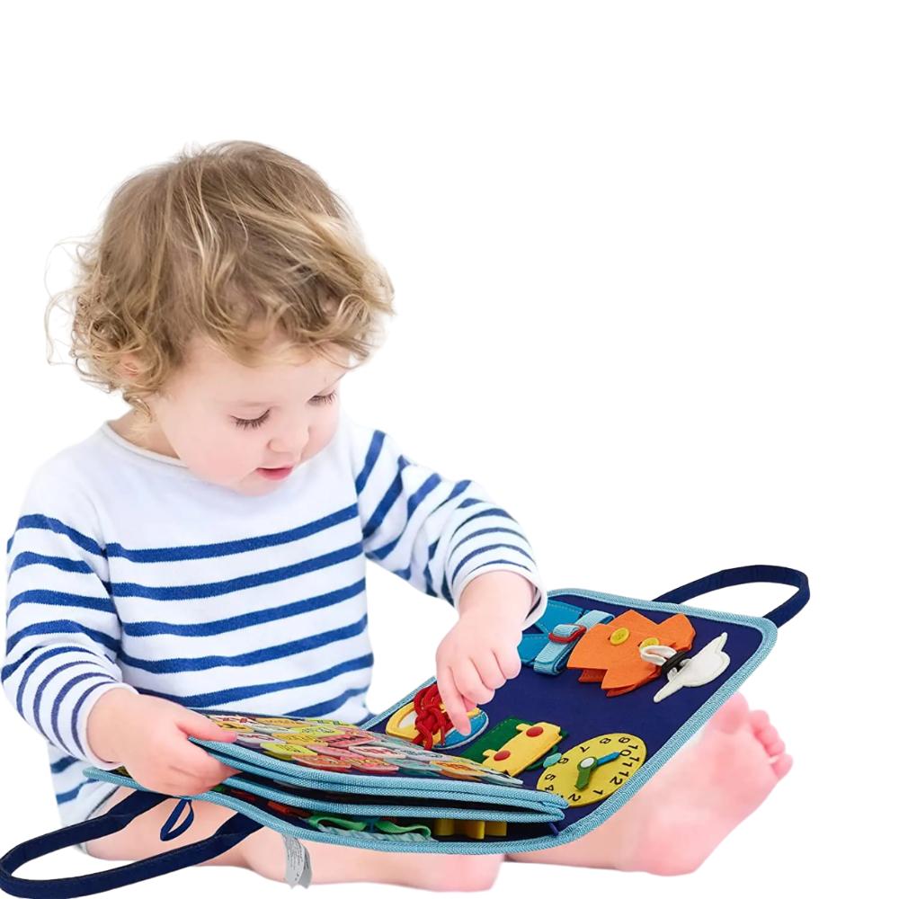 Enfant jouant avec un livre d'activités en tissu, éducatif et coloré, idéal pour le développement sensoriel et l'apprentissage précoce.