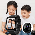 Montre connectée pour enfants avec écran tactile affichant deux enfants souriants, bracelet noir, fonctionnalités éducatives et ludiques.