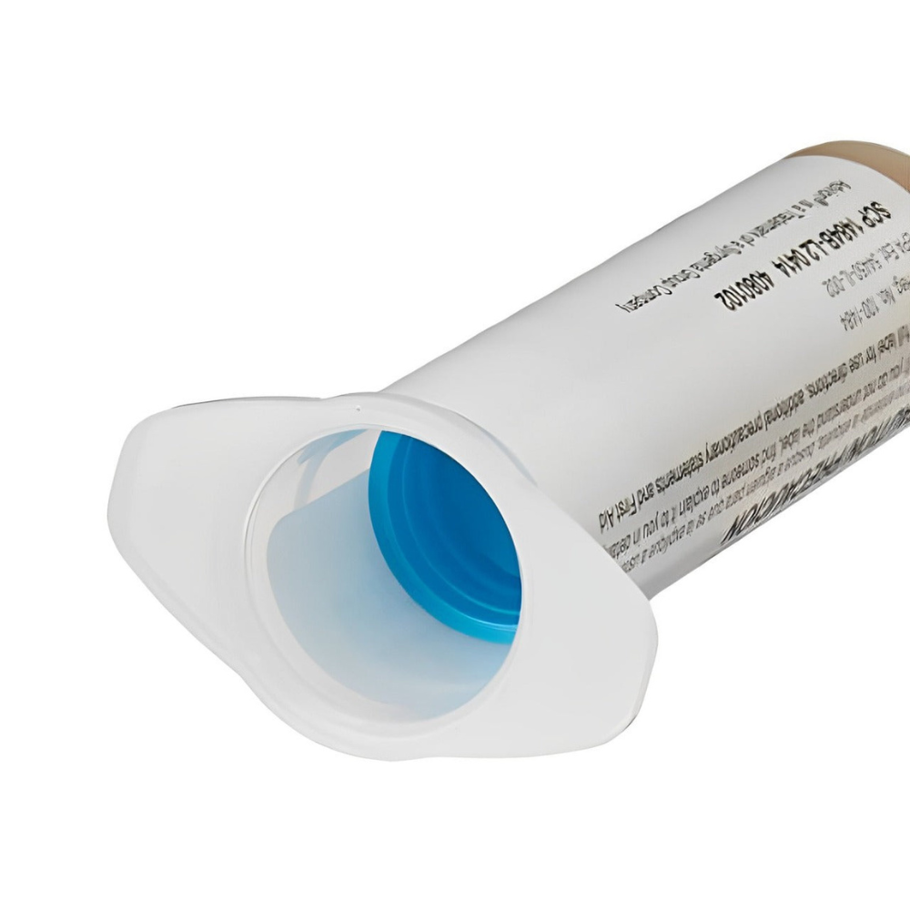 Inhalateur médical blanc avec embout bleu, utilisé pour l'asthme et les maladies respiratoires. Accessoire de santé essentiel pour soulager la respiration.