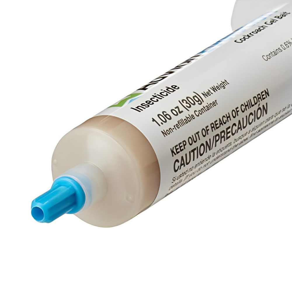 Tube d'insecticide en gel de 30g avec embout bleu, étiquette de sécurité en anglais et espagnol. Produit anti-cafards, usage domestique.